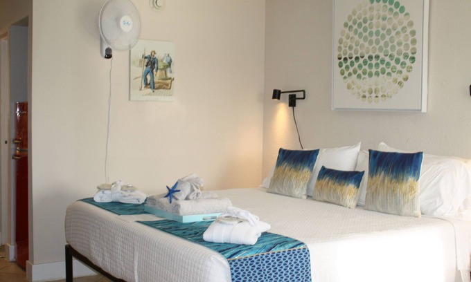 Whitfield Apartamento | Back to School Refresher with Waterfront views in Executive suite, book now.