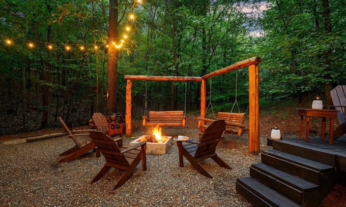Broken Bow Cabina | Couples/Family Cabin/Fire Pit/4 Fireplaces/Hot Tub/Horseshoes Pit/Grill/Swings