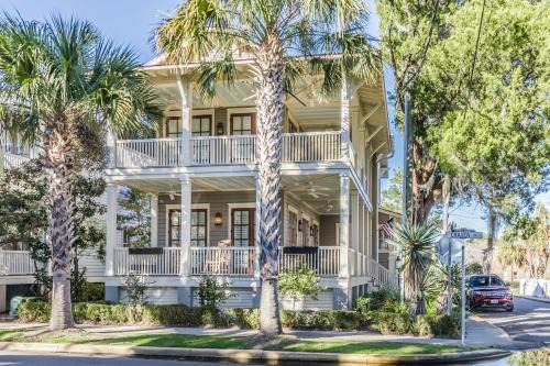 Downtown Casa | Couples Retreat, Walk to waterfront, shops and restaurants!