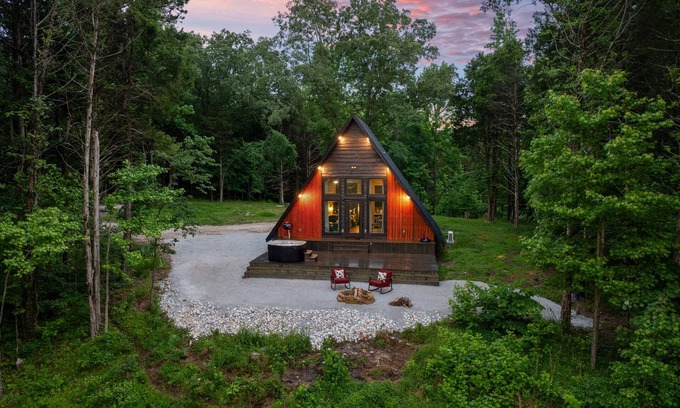 Jasper Cabina | Couples Retreat with Hot Tub & View!