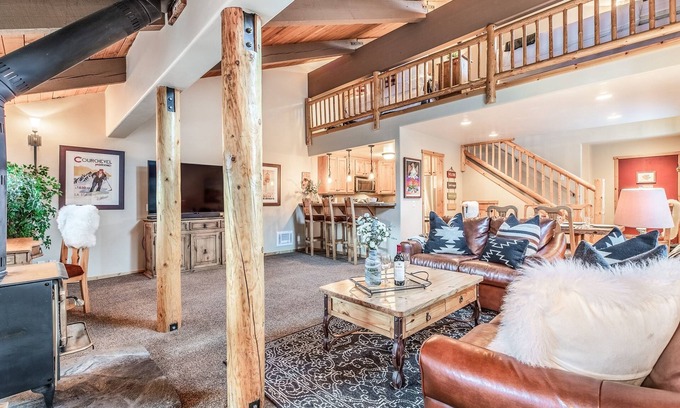 Mammoth Lakes Condominio | Courchevel 14 Remodeled Light and Bright Mountain Cabin, Walk to Canyon Lodge Slopes by RedAwning