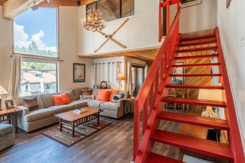 Mammoth Lakes Casa | Courchevel #15 - 2 Bedroom, 2 Bathroom, Sleeps 6! Just steps to Canyon Lodge!