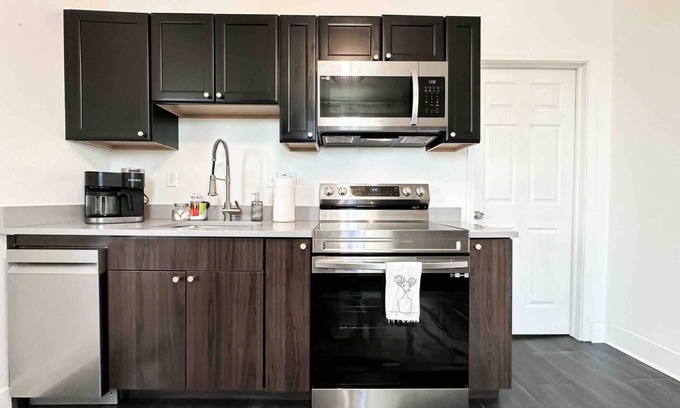 Hamilton Casa | Courtside Place - Steps to Spooky Nook!