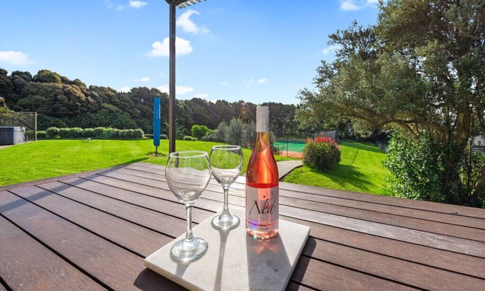 Waihi Beach Cabaña | Courtside Quarters - Waihi Beach Holiday Home