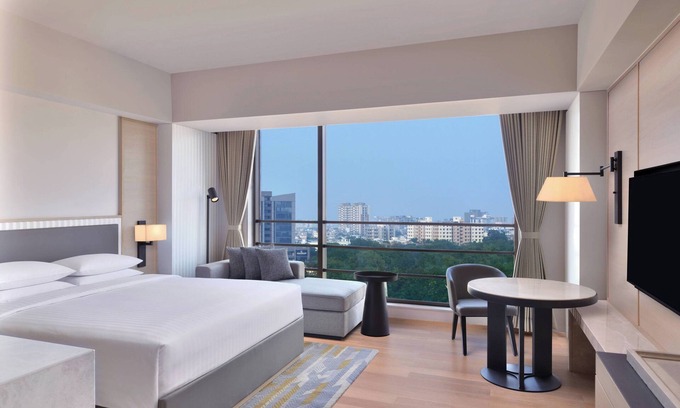 Thaltej Hotel | Courtyard By Marriott Ahmedabad Sindhu Bhavan Road