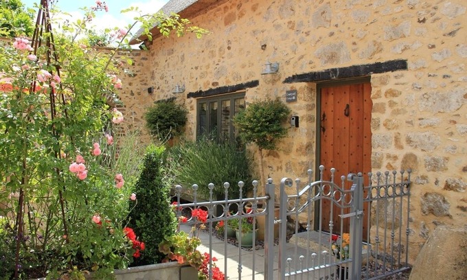 Horton Cabaña | Courtyard Cottage Luxury Thatched Home Sleeps 4 (Pet Friendly) Near Gastro Pub