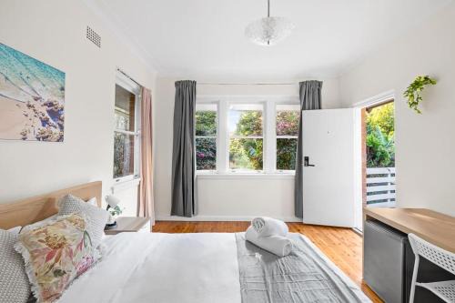Killara Casa | Courtyard Double Room - Next to Transport & Shops - Shared Bathroom