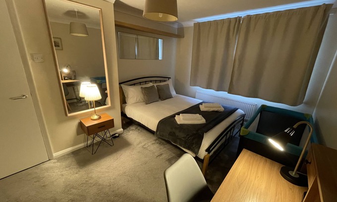 Norwood Green Apartamento | Cousy West London flat with King size bed and parking