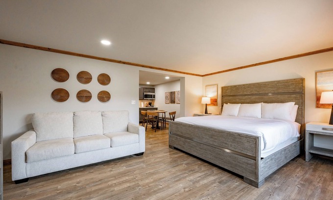 Thayerville Hotel | Cove Creek Lodge 104: Poolside Executive King Suite