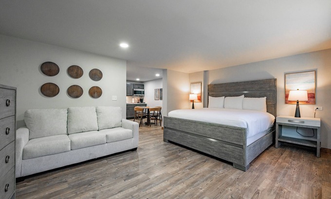 Thayerville Hotel | Cove Creek Lodge 107: Lakeside Executive King Suite