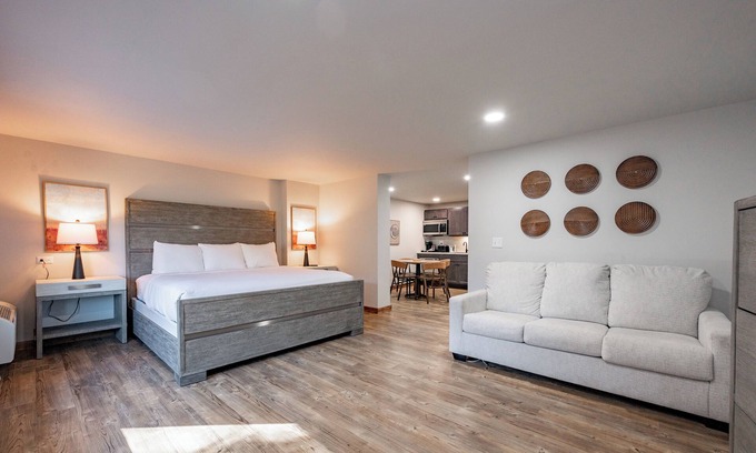 Thayerville Hotel | Cove Creek Lodge 108: Lakeside Executive King Suite
