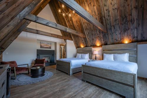 Thayerville Casa | Cove Creek Lodge 207 Standard Double Queen Fireplace Room