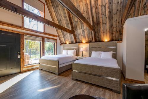 Thayerville Casa | Cove Creek Lodge 211 Standard Double Queen Fireplace Room