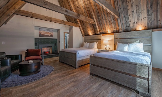 Thayerville Hotel | Cove Creek Lodge 217: Lakeside Double Queen Fireplace Room