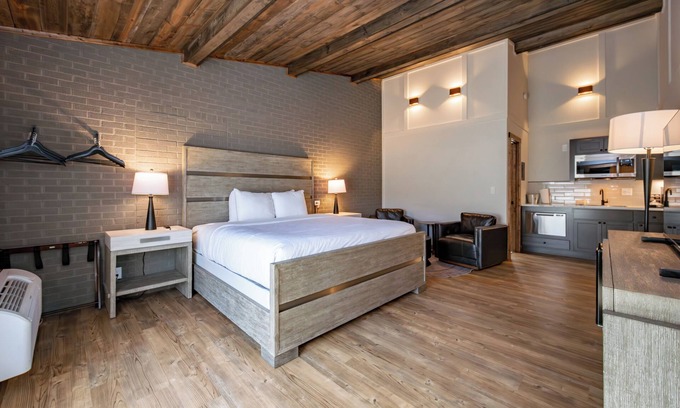 Thayerville Hotel | Cove Creek Lodge 219: Lakeside Executive King Suite