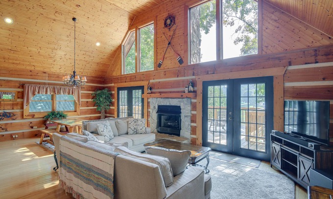 Vonore Cabina | 'Cove Life at Tellico Lake' Cabin w/ Hot Tub, Dock