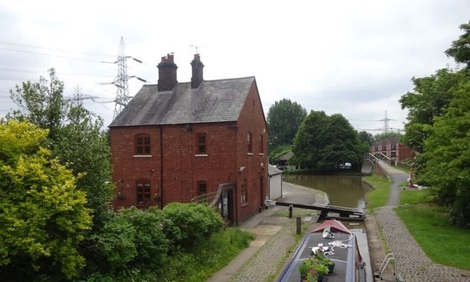 Exhall Casa | Coventry Canal side lock keepers character cottage