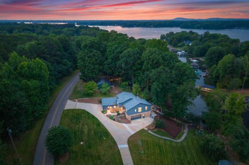 Mayhew Casa | Coves End by AvantStay Dock Game Room Fire Pit Forest Views