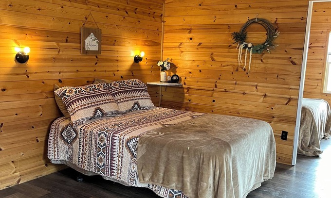Chiloquin Cabina | Cowboy Cabin #2 on a working cattle ranch very close to Crater Lake