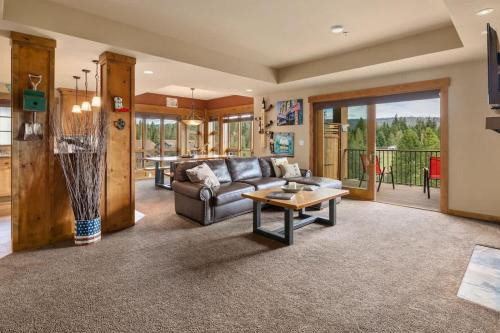 Cle Elum Casa | Cowboy Corner Condo at Suncadia- Top Floor, Fairway & Mountain View, Fireplace, Smart TVs, Hi-speed Wi-Fi, Walk to Lodge