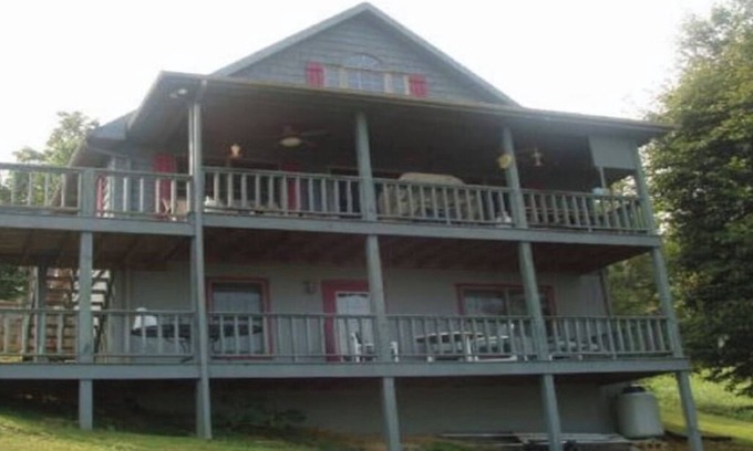 Byrdstown Casa | Cowboy Inn-Spacious Dale Hollow Lake House