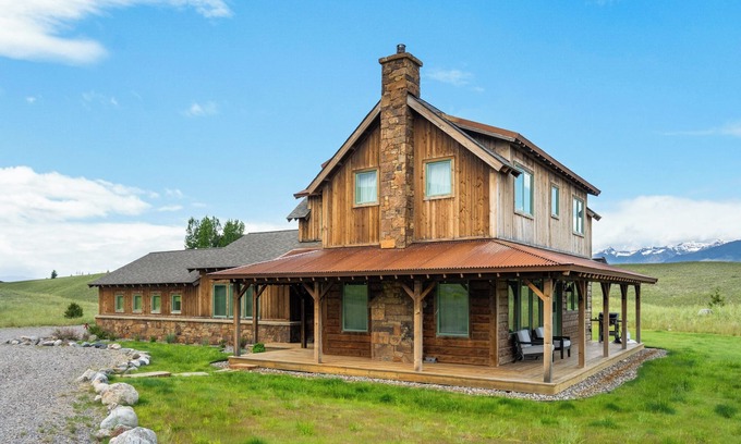 Pray Casa | Cowboy Retreat- A gorgeous 3 bedroom home near Chico Hot Springs with views!!