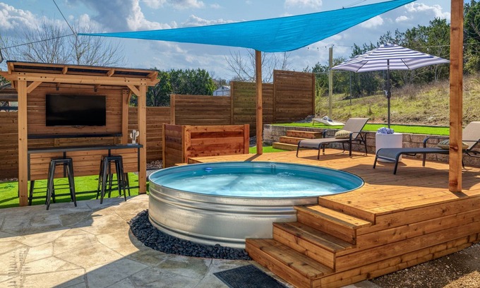 West Oak Hill Casa | Cowboy Ridge - Luxe & Serene Gem: Cowboy Pool - Games - Fire Pits - Sleeps 12