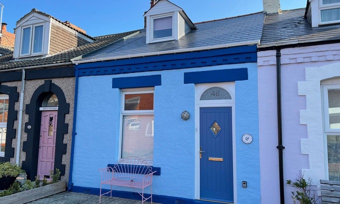 Cullercoats Cabaña | COWRIE COTTAGE, pet friendly, with open fire in Cullercoats