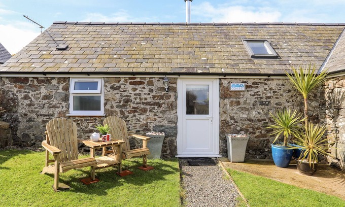 Mynytho Casa | COWSHED, pet friendly, country holiday cottage in Abersoch