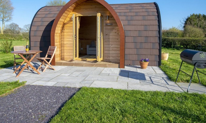 Overton-on-dee Cabaña | COWSLIP, romantic, with a garden in Malpas