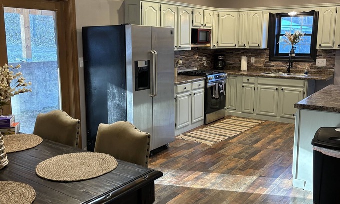 Yukon Otro | Cowtown at Piney River Ranch; Charming Farm House in Houston, MO