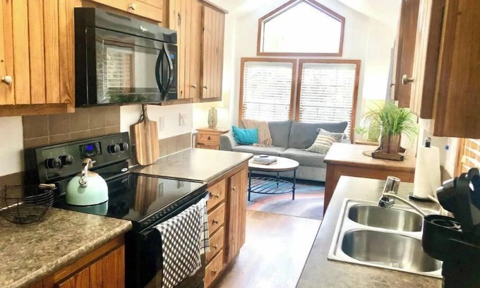 Austin Cabina | Coyote cabin in 2 acre boutique tiny home resort with pool!