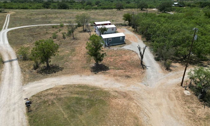 Richland Springs Cabina | Coyote Country White Cabin 1BR/1BA on a tall hill