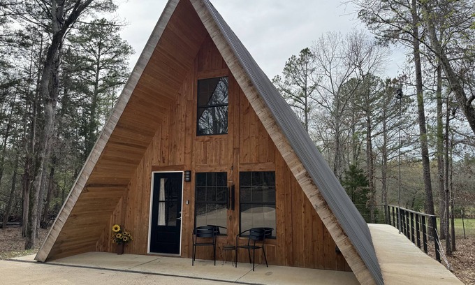 Lindale Cabina | Coyote Creek A-Frame Cabin with Firepit, Nature Trail, Games, Outside Activities