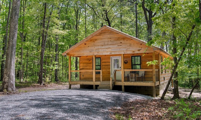 Fort Payne Cabina | Coyote Den-cozy cabin w/hot tub & fire pit