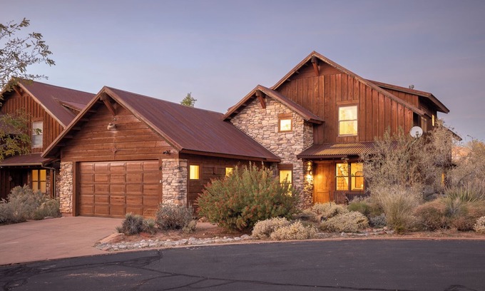 Coyote Run Casa | Coyote Run - Moab Rustic Retreat- Private Hot Tub-Fireplace