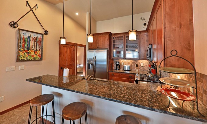 Fraser Condominio | Cozens Pointe 2 Bedroom Condo by RedAwning
