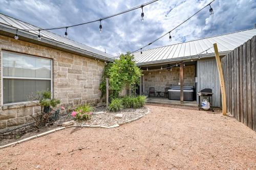 Fredericksburg Casa | Cozi Cottage with Hot Tub! - 2 Min to Wineries!
