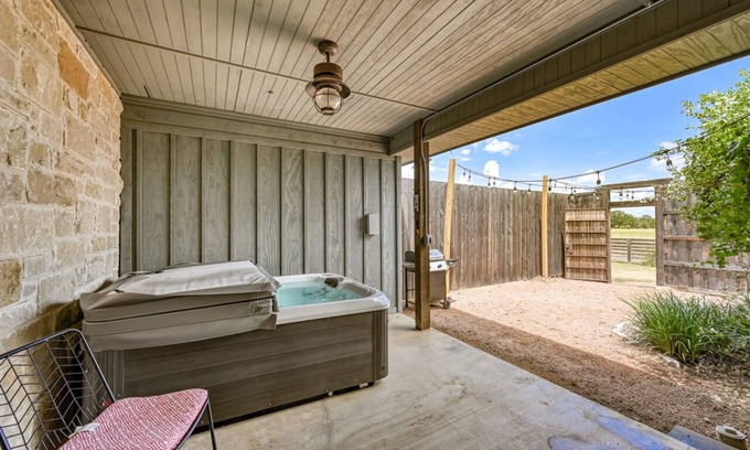 Fredericksburg Cabaña | Cozi Cottage With Hot Tub! - 2 Min to Wineries!