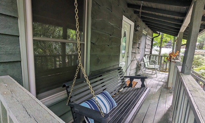 Pineola Cabaña | Cozy Love Nest in lake community among the mountains