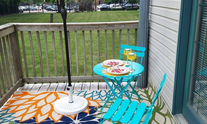 Grand Boulevard Apartamento | Cozy 1-2 BR APT w/fireplace & Patio/Deck