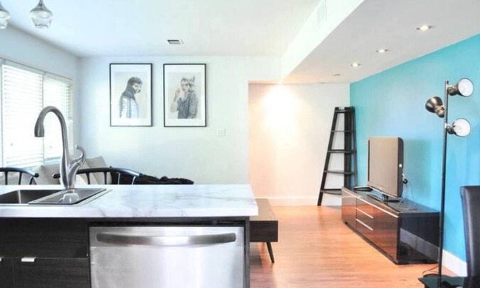 Upper Lonsdale Casa | Cozy 1 BD Suite Centrally Located North Vancouver