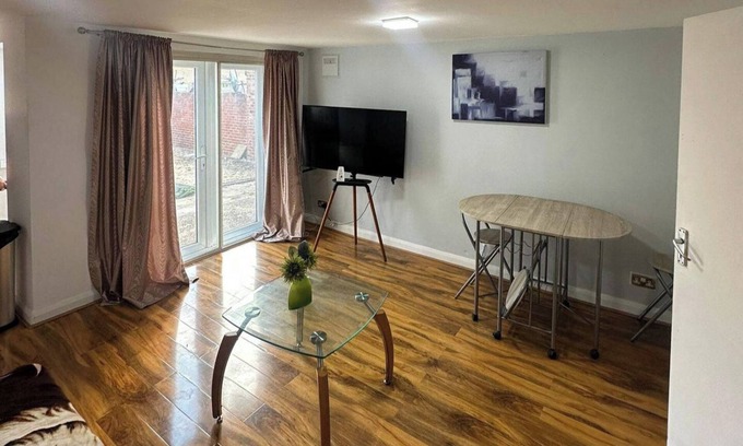 Cranford Apartamento | Cozy 1 Bed Apt Sleeps 4 with Garden Views