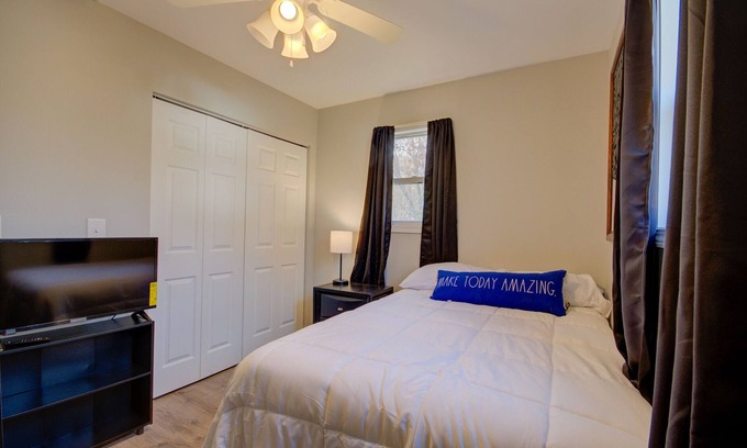 Morris Cabina | Cozy 1 bed with large private fenced yard, Near Brisbin Rd Exit, Short-Longterm