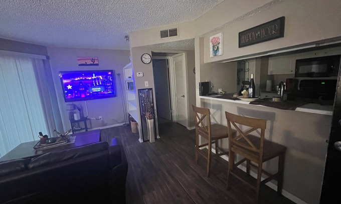 San Antonio Apartamento | Cozy 1-bedroom apartment with WiFi, pool, conveniently located in NW San Antonio