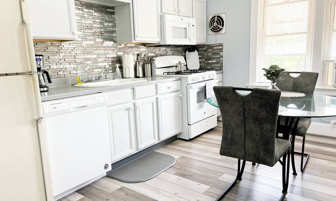 Westwood Apartamento | Cozy 1-bedroom apartment with AC and WiFi. Cozy and stylish space offers comfort