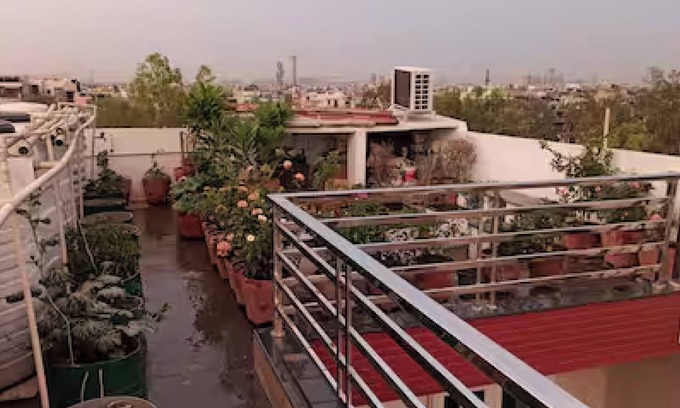 Mayur Vihar Phase III Apartamento | Cozy 1-bedroom apartment with fitness room and AC in enjoyable New Delhi