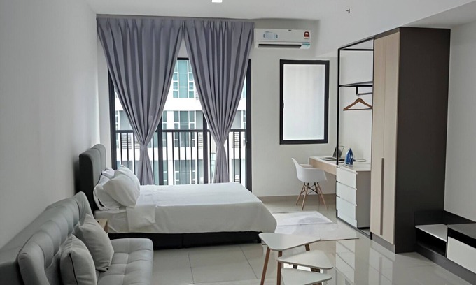 Seksyen 14 Apartamento | Cozy 1-bedroom apartment in Shah Alam central with free Wifi, Netflix, and pool.
