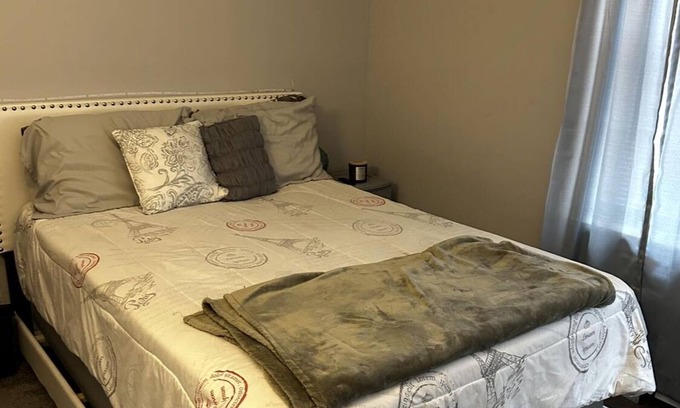 Hartford Apartamento | Cozy 1-bedroom apartment in awesome Hartford with fitness room, WiFi