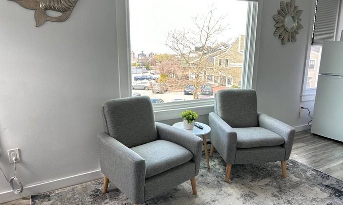 Historic Hill Apartamento | Cozy 1-bedroom apartment in charming Newport with AC